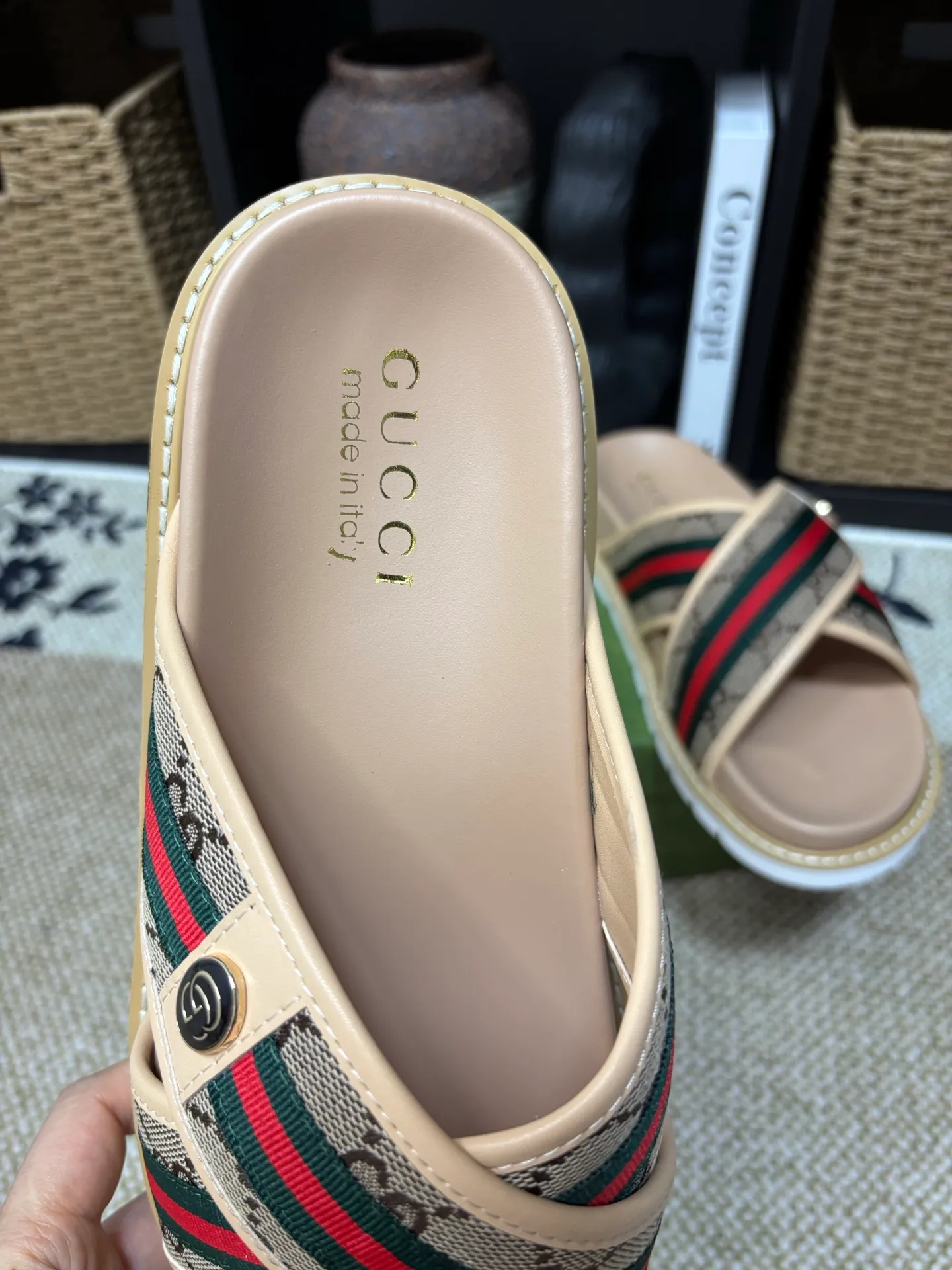 Factory 💰 300 yuan Gucci slippers] high-end men's shoes brand official website 1:1 latest masterpiece: original mold customization, the fabric is made of imported original materials, upgraded outsole, lighter and non-slip. The market's top quality, simple yet tasteful, a must-have for fashionistas, fashionable at your feet, full of confidence, the same style at the counter 👍The season of summer slippers is here. Code: 38-45 (45 customized)